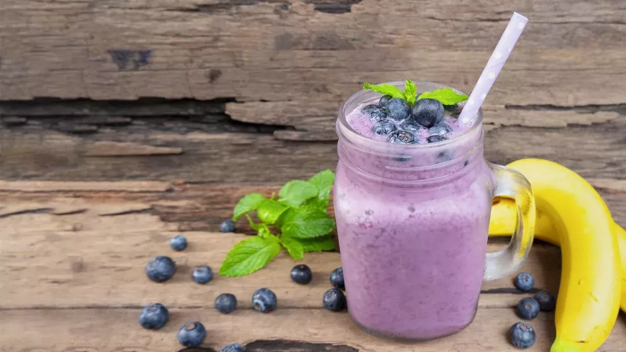 Photo shows banana and blueberry smoothie. (Getty)