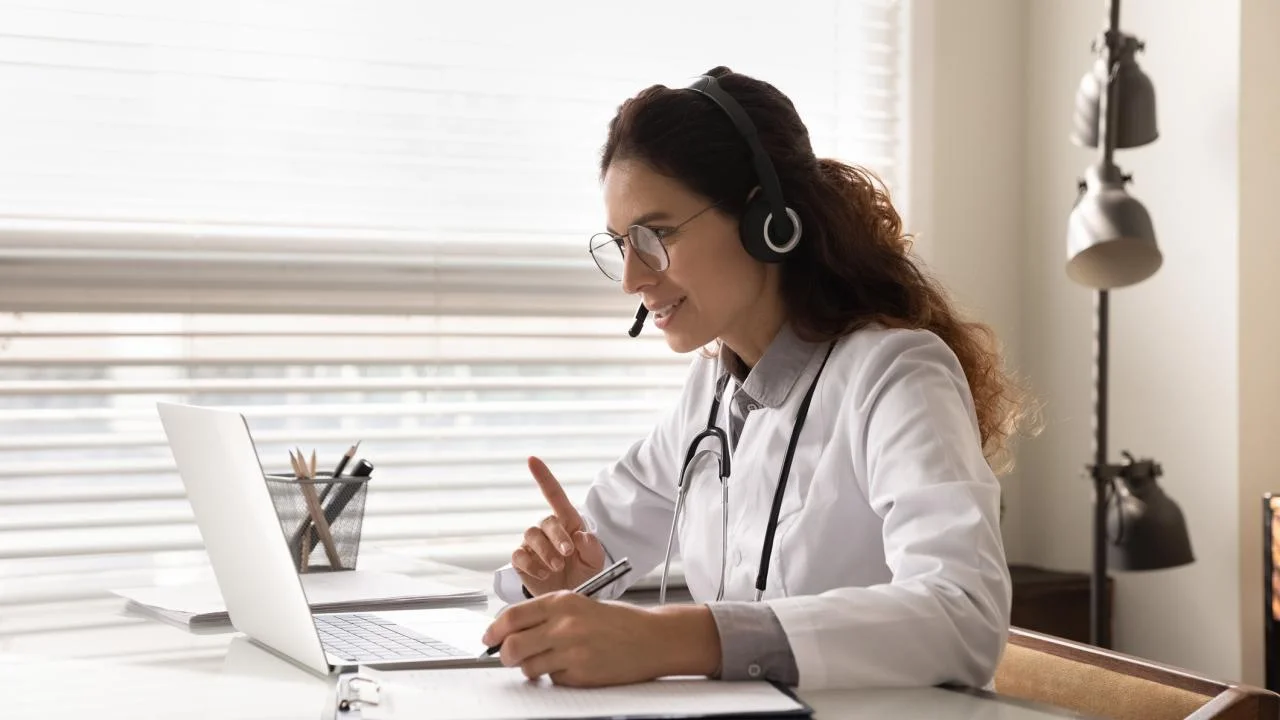 Medical Practicioner using a laptop